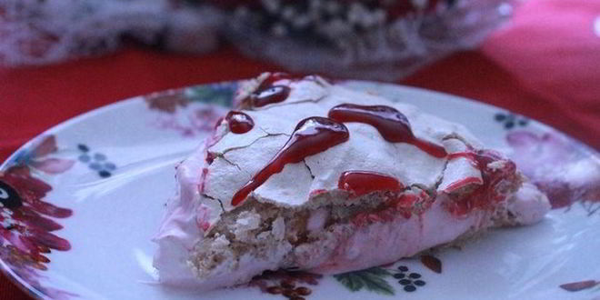 Рецепт орехового торта-безе с малиновым кремом