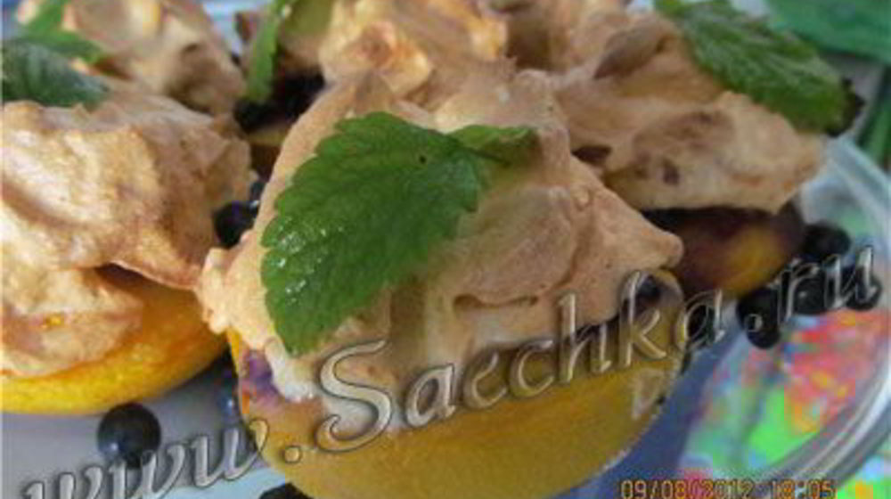 Как приготовить персики с черникой и безе