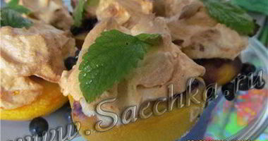 Рецепт Персиков с черникой и безе