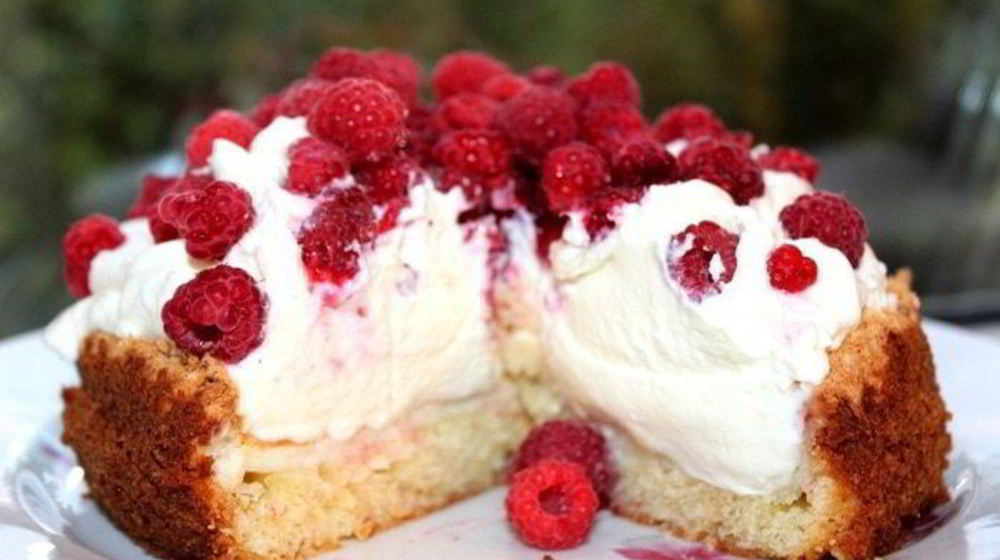 Как приготовить торт-безе с малиной