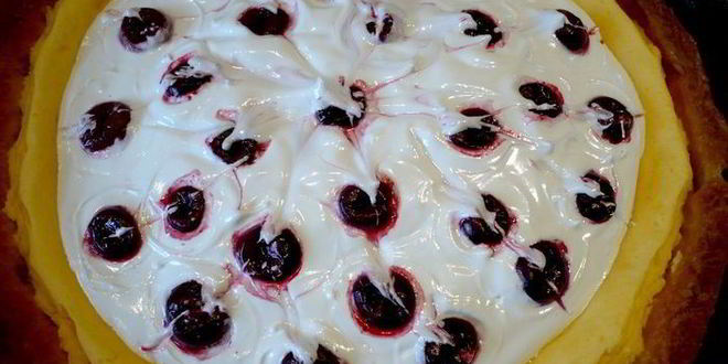 Рецепт творожного десерта с пудингом и вишневым безе чизкейк