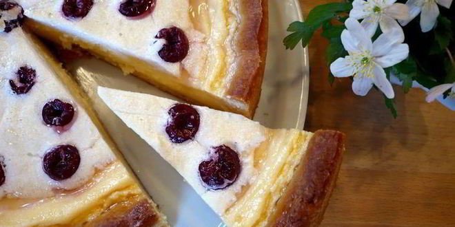 Рецепт творожного десерта с пудингом и вишневым безе чизкейк