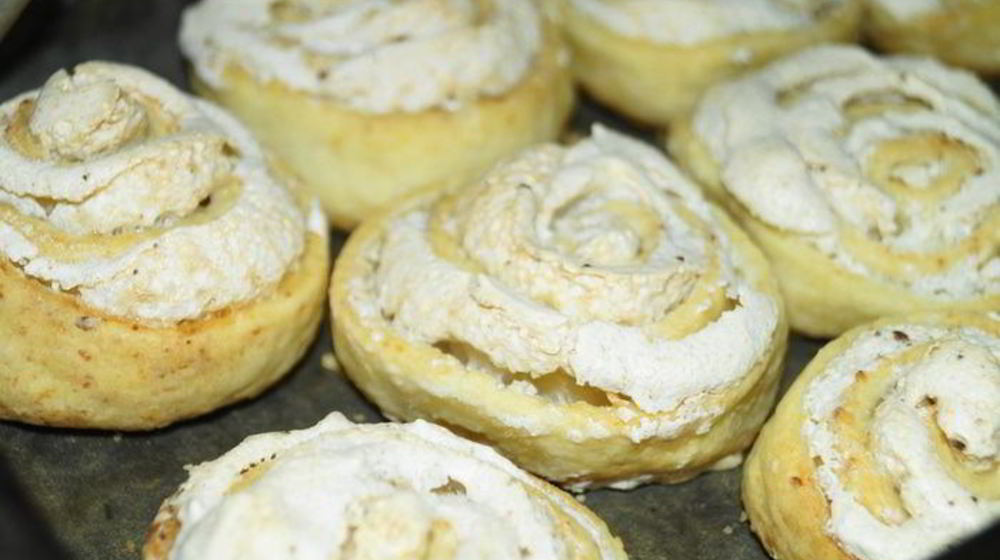 Как приготовить творожные булочки с начинкой безе
