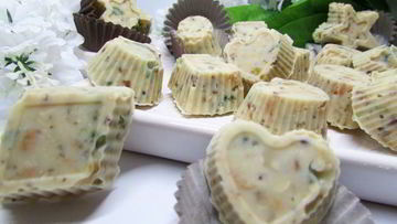 Рецепт Конфет из белого шоколада с орешками и цукатами