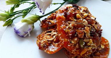 Рецепт Конфет с орехами, кунжутом, семечками и медом