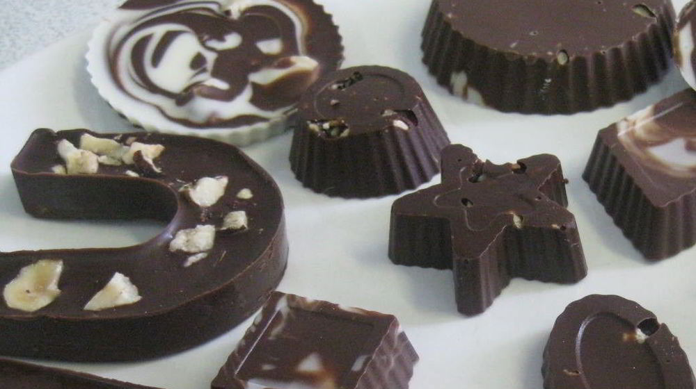 Как приготовить шоколадные конфеты с брусникой и фундуком