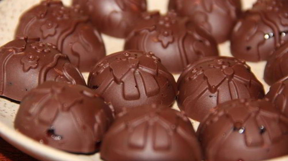 Как приготовить шоколадные конфеты с курагой и вишневым джемом
