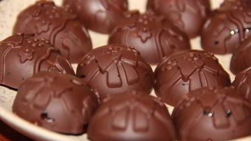 Рецепт Шоколадных конфет с курагой и вишневым джемом