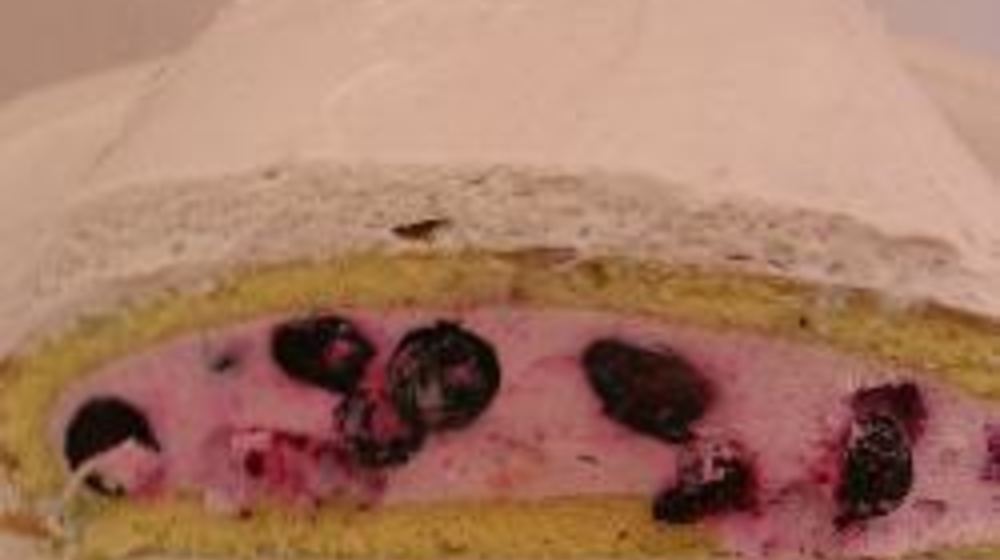 Как приготовить бисквитный рулет с йогуртовым кремом и ягодами