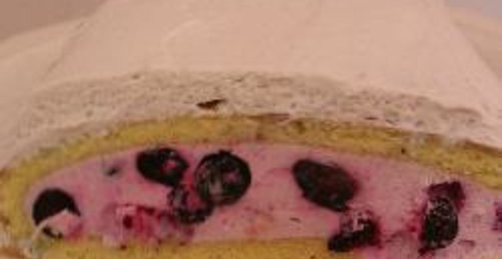 Рецепт шоколадный рулет с лесными ягодами и сырным кремом