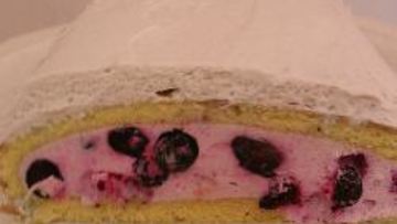 Рецепт Бисквитного рулета с йогуртовым кремом и ягодами