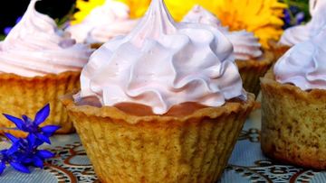 Рецепт Корзиночек с яблочным пюре и белковым кремом