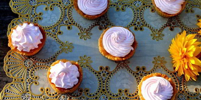 Рецепт корзиночек с яблочным пюре и белковым кремом