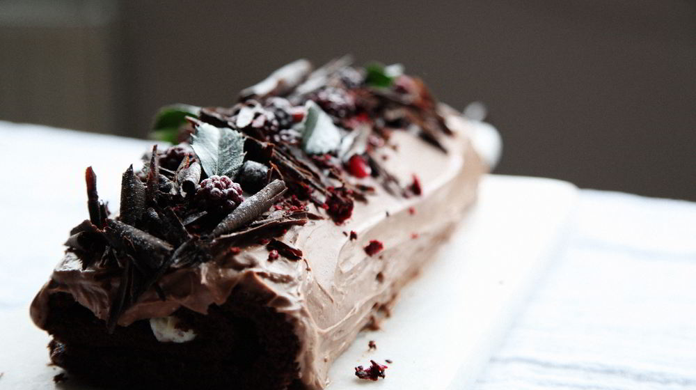 Как приготовить шоколадный рулет с лесными ягодами и сырным кремом