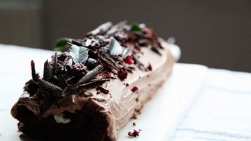 Рецепт Шоколадного рулета с лесными ягодами и сырным кремом