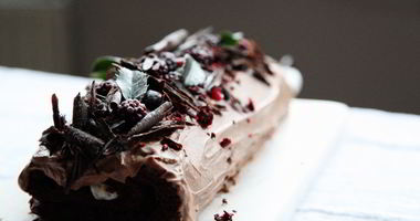 Рецепт Шоколадного рулета с лесными ягодами и сырным кремом