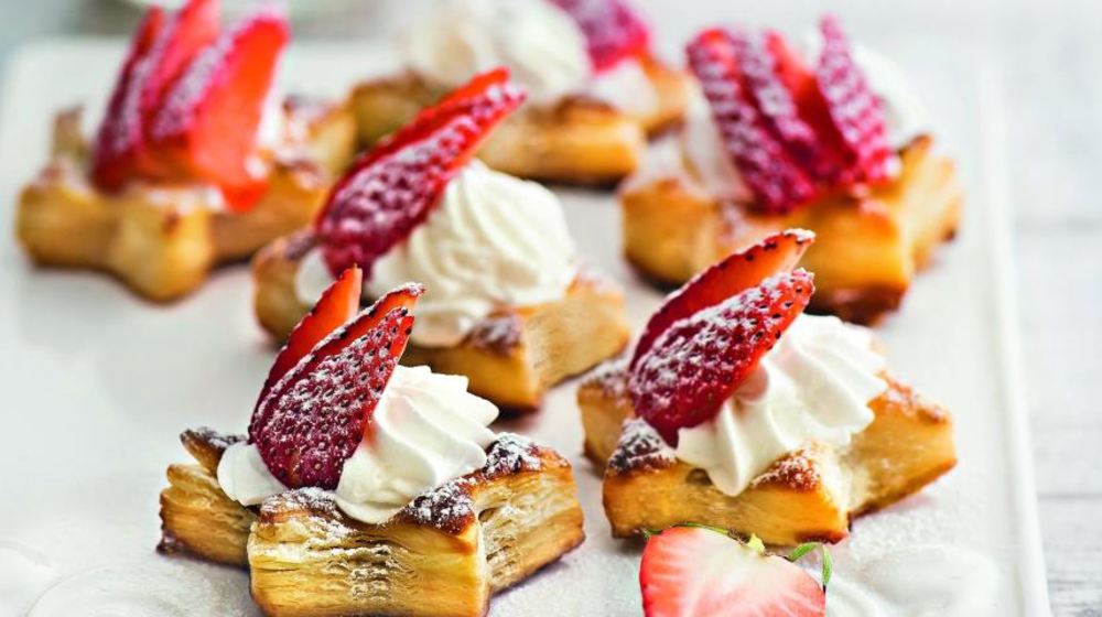 Как приготовить слоеные корзиночки с клубникой и кремом шантильи