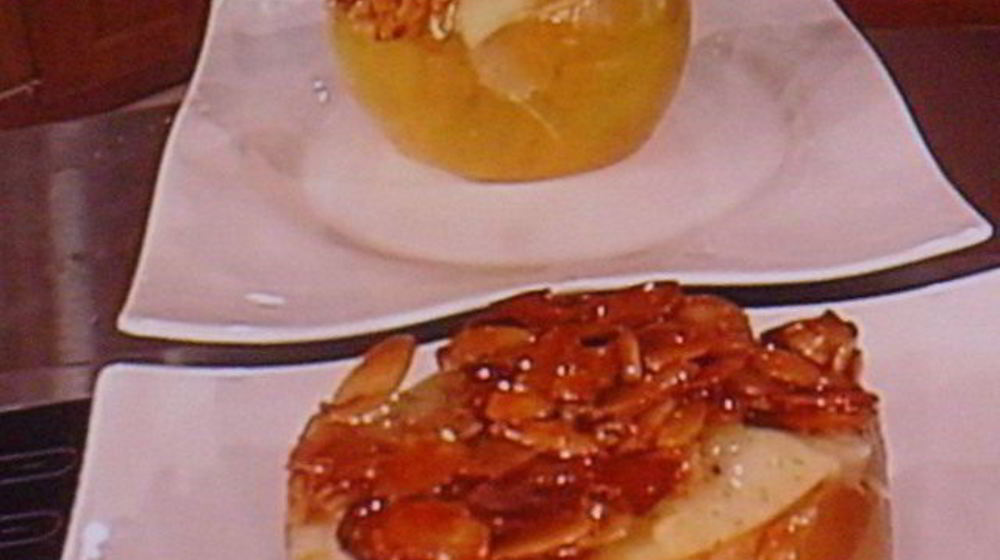 Как приготовить заварного крема-пудинга, запеченного в яблоке, под миндальной корочкой