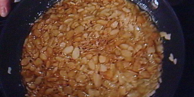 Рецепт заварного крема-пудинга, запеченного в яблоке, под миндальной корочкой