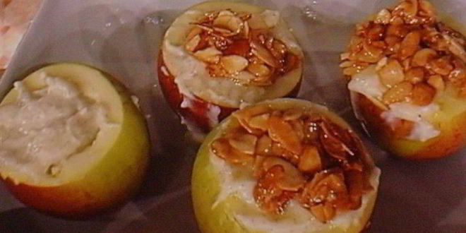 Рецепт заварного крема-пудинга, запеченного в яблоке, под миндальной корочкой