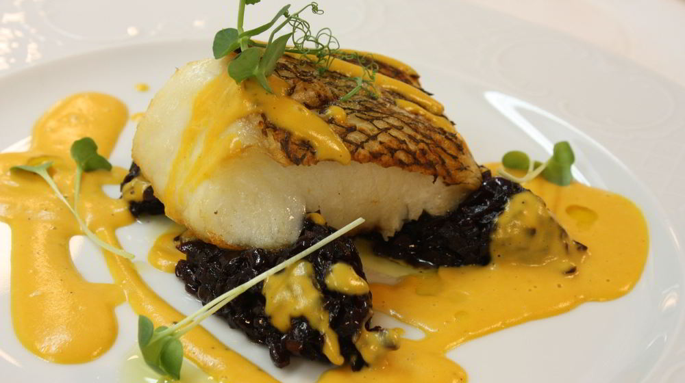 Как приготовить чилийский сибасс с луковым мармеладом и пряным соусом из батата