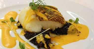 Рецепт Чилийского сибасса с луковым мармеладом и пряным соусом из батата