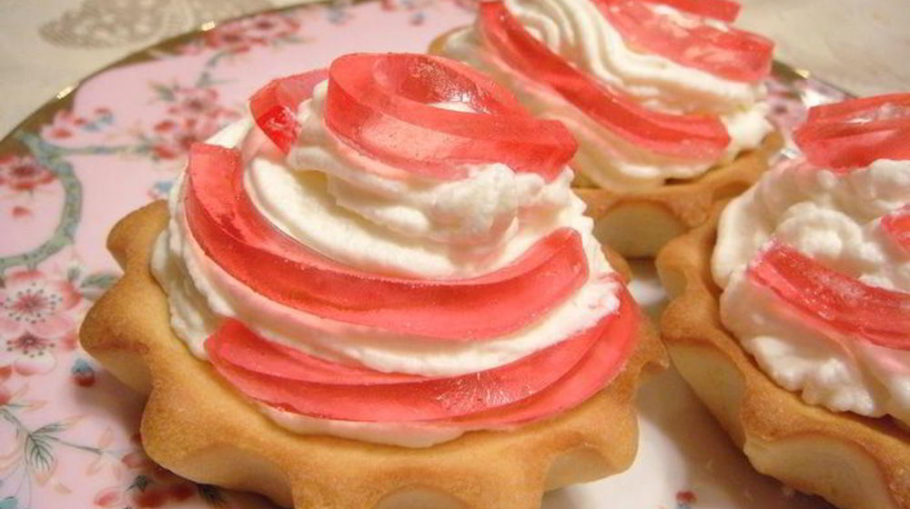 Как приготовить корзиночки с взбитыми сливками и мармеладом