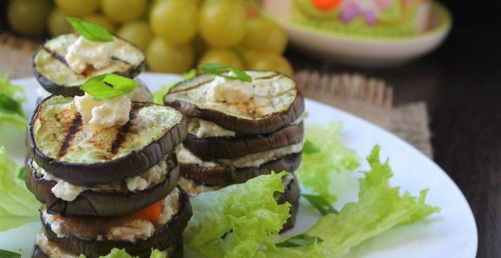 Рецепт салат из помидоров и козьего сыра с базиликовым винегретом