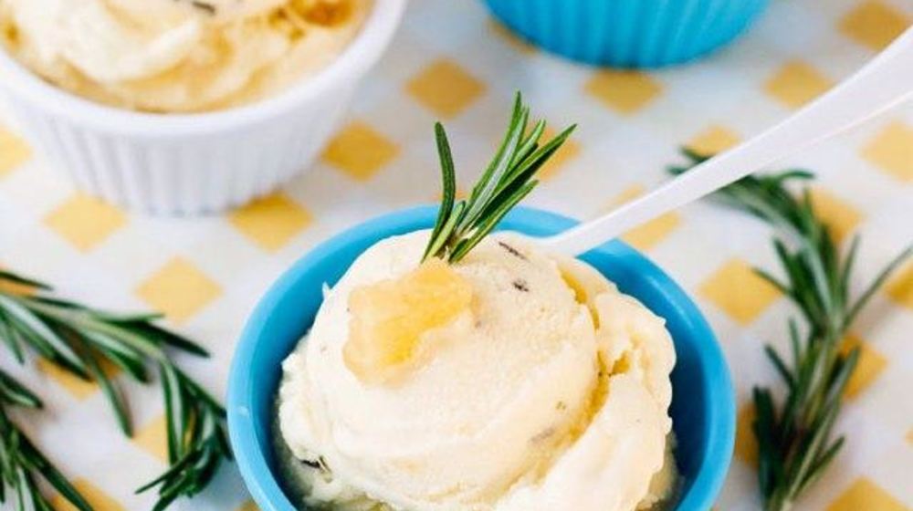 Как приготовить ананасовое мороженое с розмарином