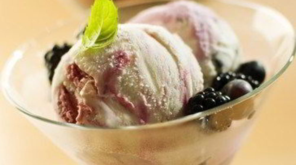 Как приготовить ежевично-сливочное мороженое