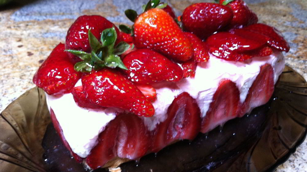 Как приготовить клубничный торт-мороженое