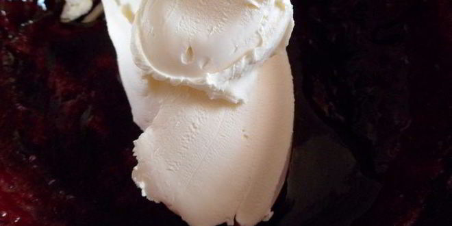 Рецепт мангова-черничного мороженого с конфетами рафаэлло с шоколадными шариками