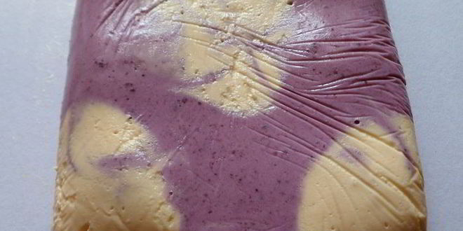 Рецепт мангова-черничного мороженого с конфетами рафаэлло с шоколадными шариками