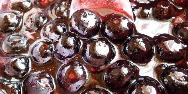 Рецепт мангова-черничного мороженого с конфетами рафаэлло с шоколадными шариками