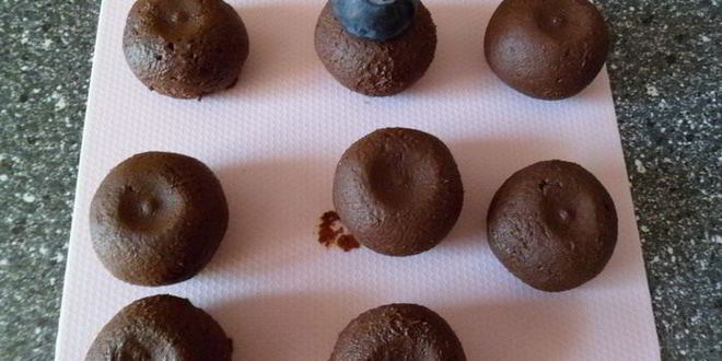 Рецепт мангова-черничного мороженого с конфетами рафаэлло с шоколадными шариками