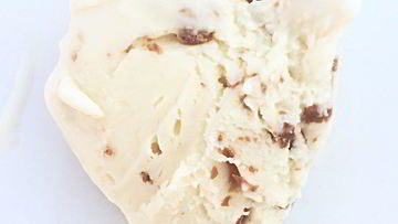 Рецепт Мороженого с бейлисом, бренди и крошкой молочного шоколада