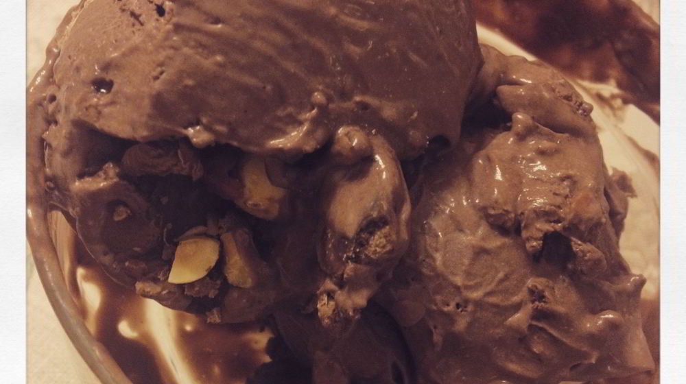Как приготовить шоколадно-ореховое мороженое