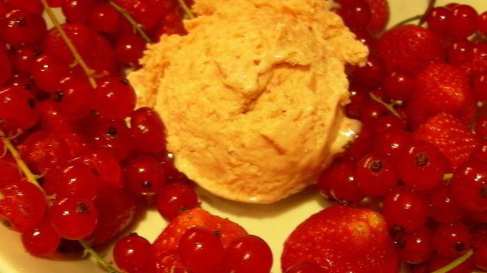 Как приготовить сливочное мороженое с клубникой, белым шоколадом и апельсиновым ликером куантро