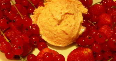 Рецепт Сливочного мороженого с клубникой, белым шоколадом и апельсиновым ликером Куантро