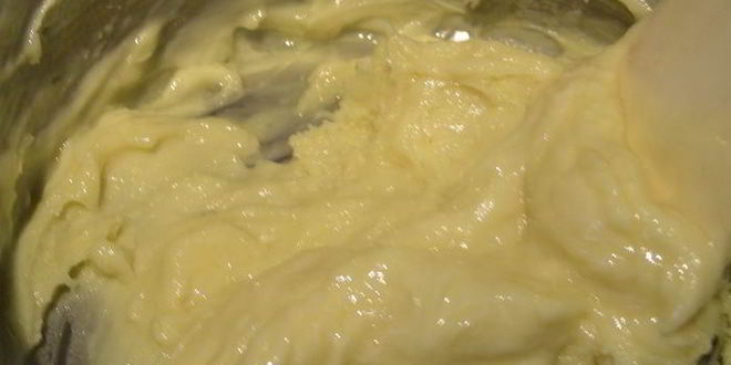 Рецепт сливочного мороженого с клубникой, белым шоколадом и апельсиновым ликером куантро