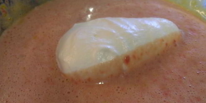 Рецепт сливочного мороженого с клубникой, белым шоколадом и апельсиновым ликером куантро