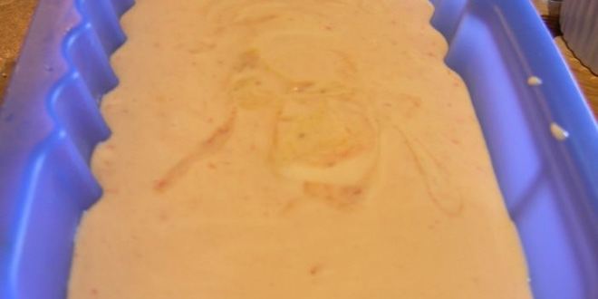 Рецепт сливочного мороженого с клубникой, белым шоколадом и апельсиновым ликером куантро