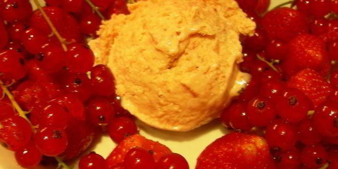 Рецепт сливочного мороженого с клубникой, белым шоколадом и апельсиновым ликером куантро