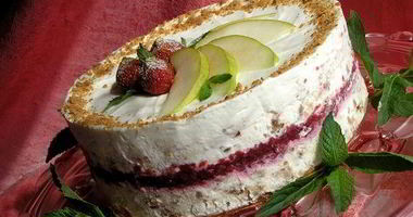 Рецепт Торта-мороженого с безе и красными ягодами