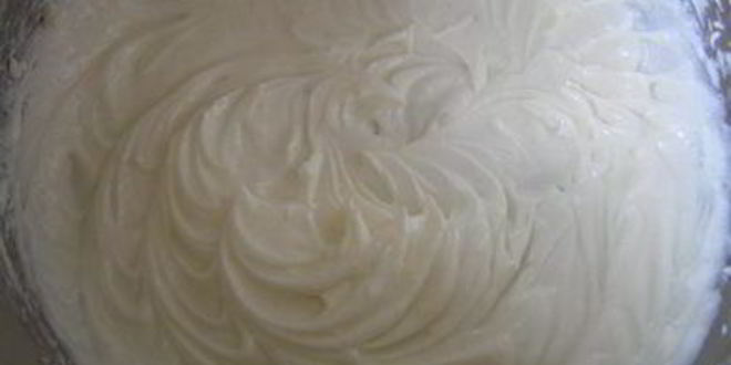 Рецепт торта-мороженого с безе и красными ягодами