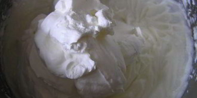 Рецепт торта-мороженого с безе и красными ягодами