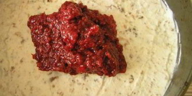 Рецепт торта-мороженого с безе и красными ягодами