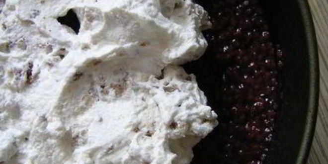 Рецепт торта-мороженого с безе и красными ягодами