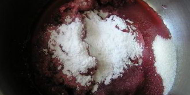 Рецепт торта-мороженого с безе и красными ягодами