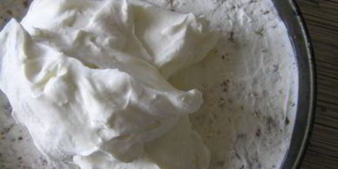 Рецепт торта-мороженого с безе и красными ягодами